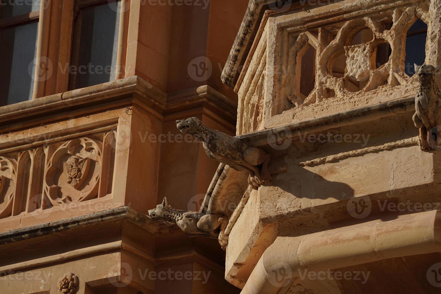 edifício de pedra da vila medieval de medina em malta foto