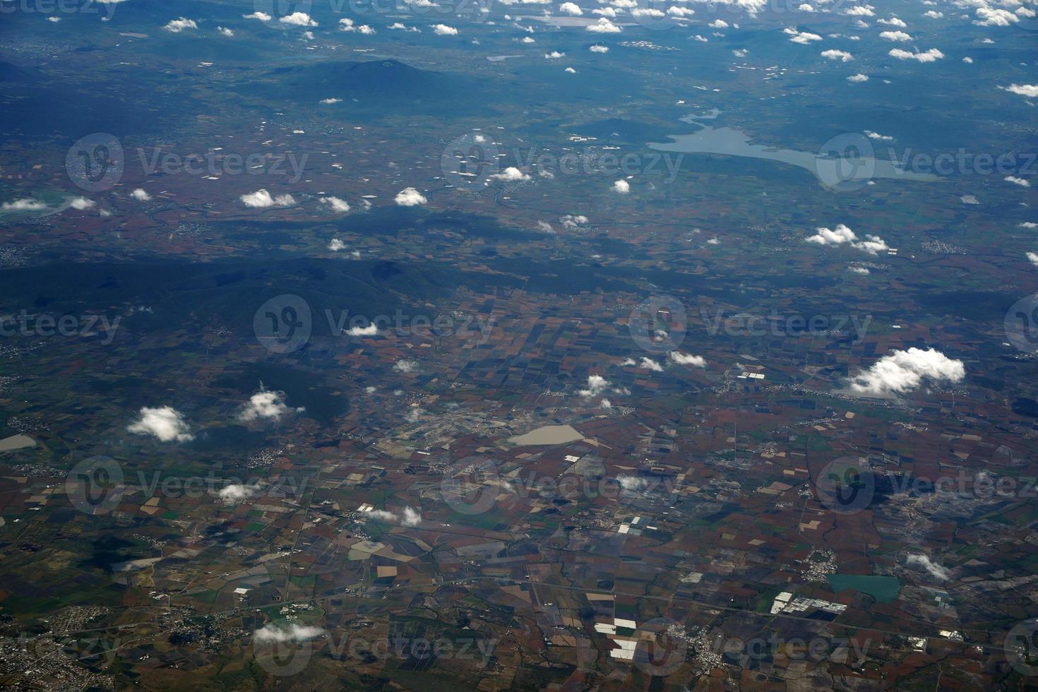 campos cultivados perto de guadalajara jalisco panorama aéreo paisagem de avião foto