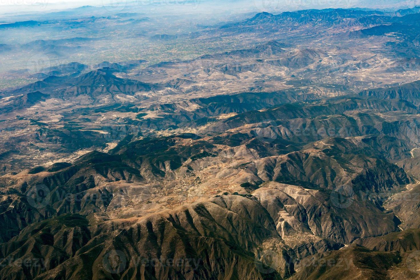 campos cultivados perto da cidade do méxico vista aérea panorama da paisagem urbana foto