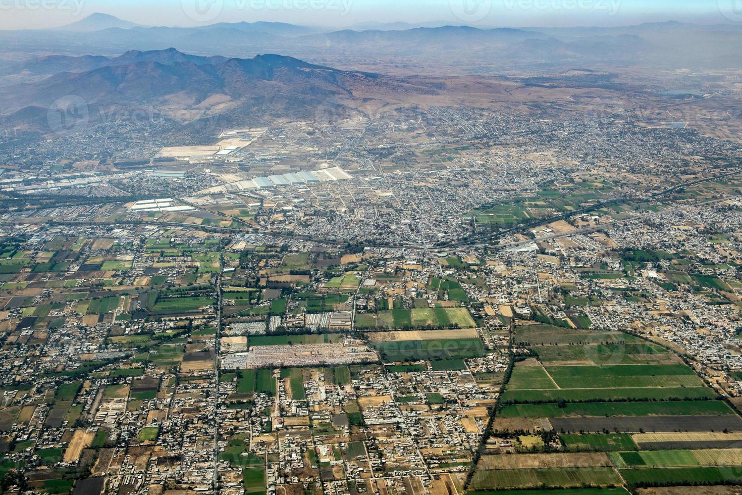 campos cultivados perto da cidade do méxico vista aérea panorama da paisagem urbana foto