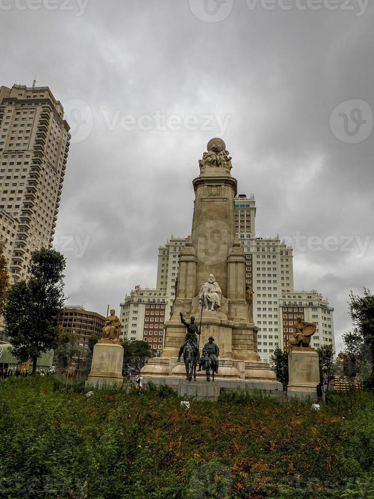 madri espanha lugar placa de espana monumento miguel de cervantes foto