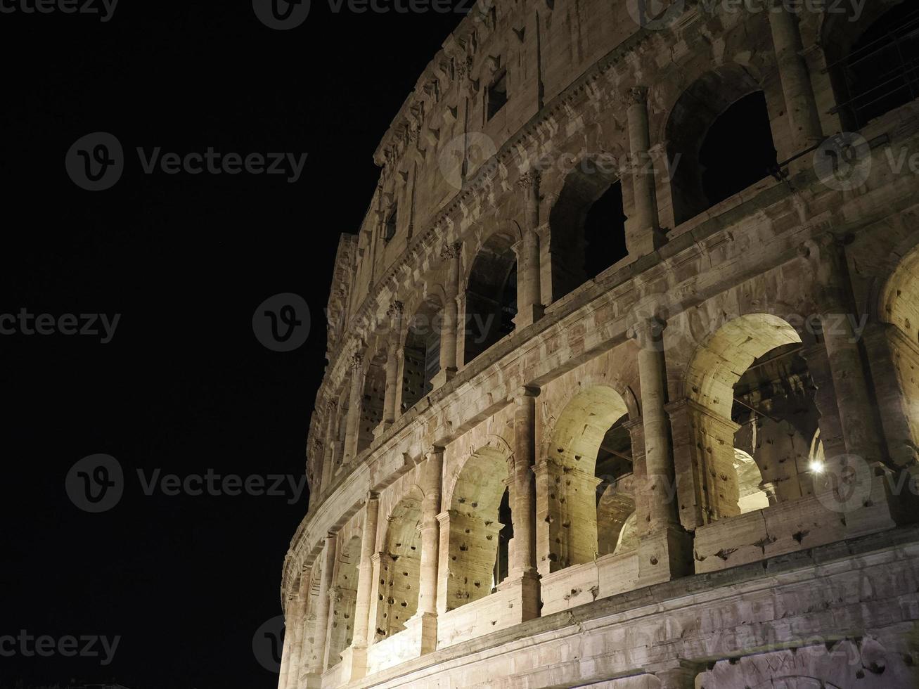 coliseu roma vista interior à noite foto