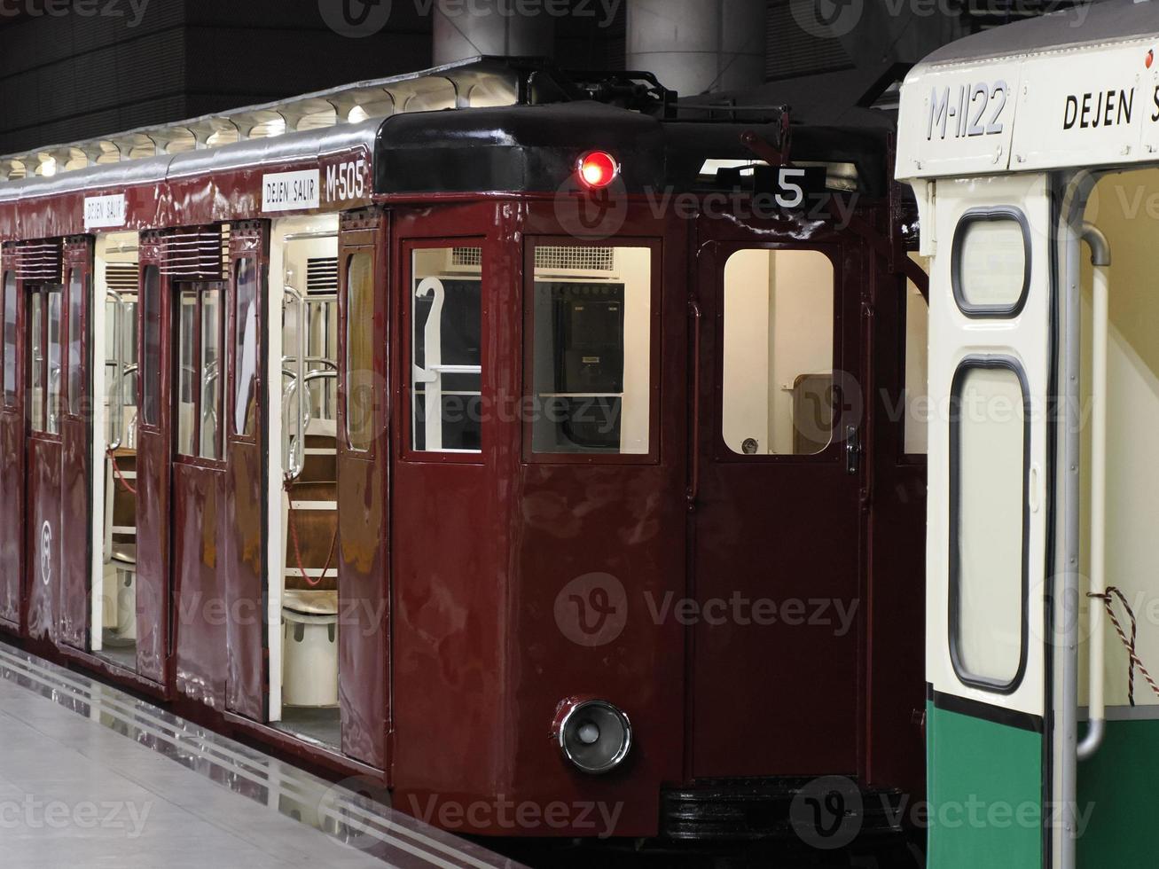 vagão de metrô da velha madrid espanha foto