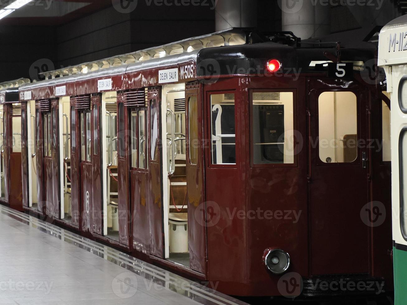 vagão de metrô da velha madrid espanha foto