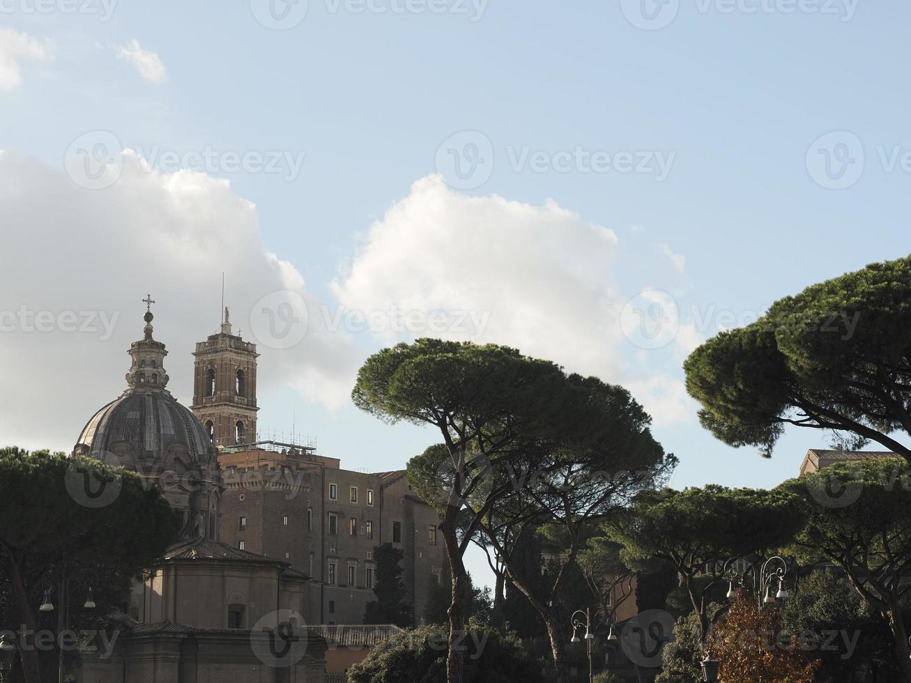 fóruns imperiais fori imperiali roma edifícios na passarela foto