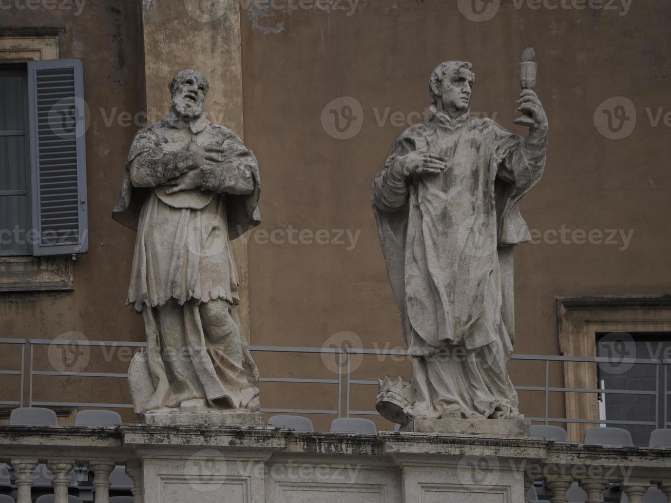 são peter basilica roma vista do detalhe da estátua foto