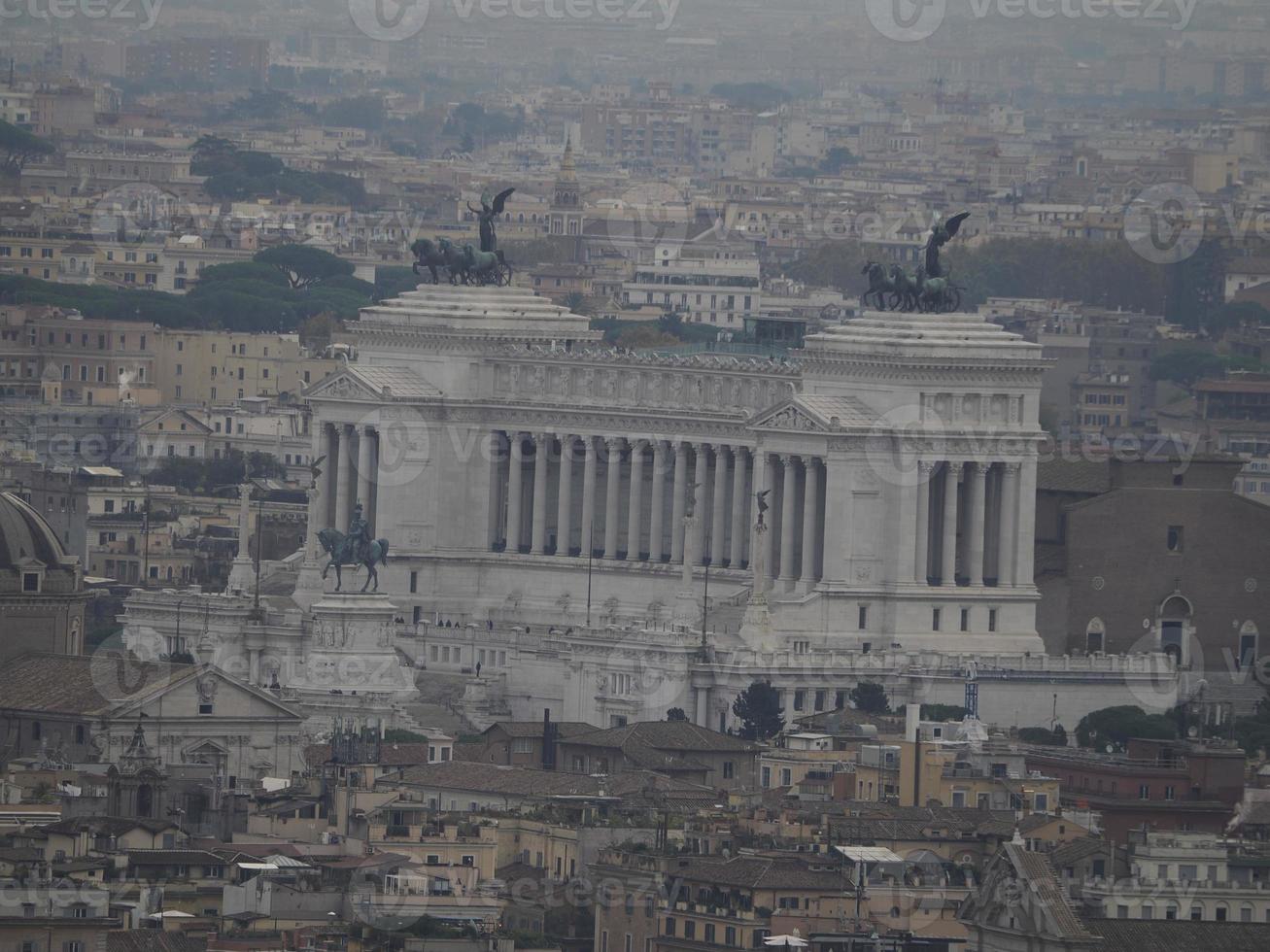 vista da basílica de são pedro roma do telhado foto