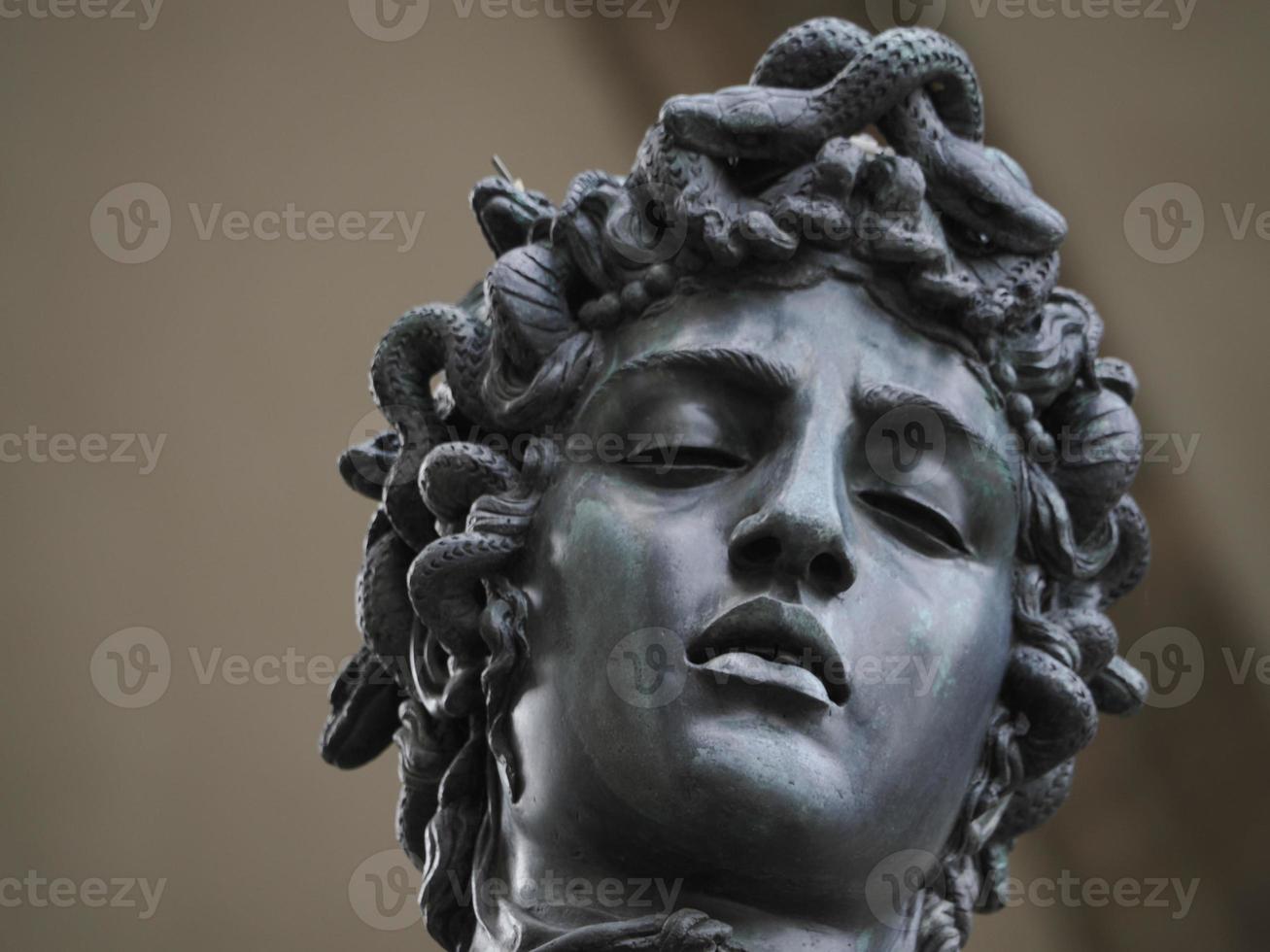 detalhe da estátua de bronze perseus cellini foto