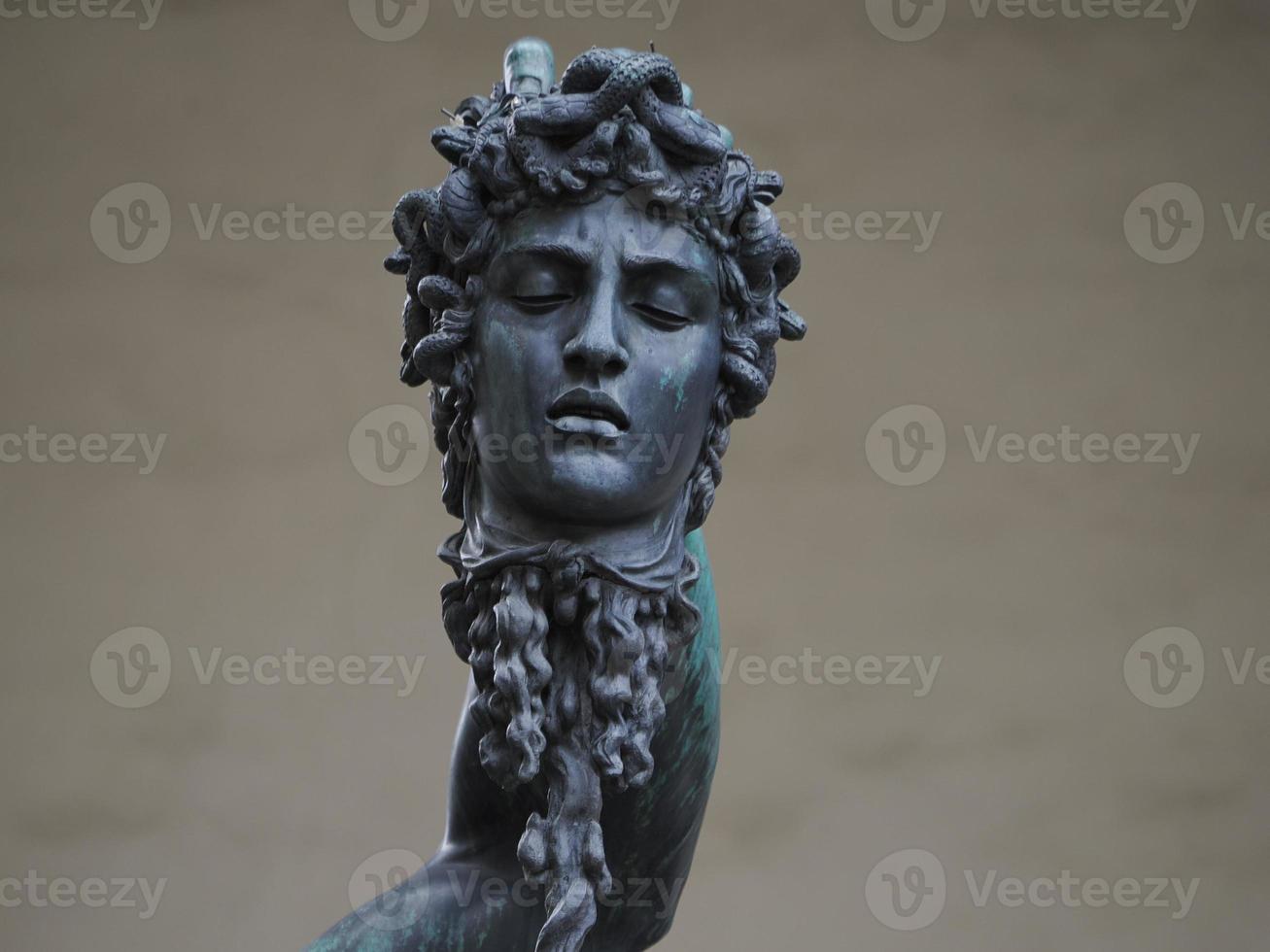 detalhe da estátua de bronze perseus cellini foto