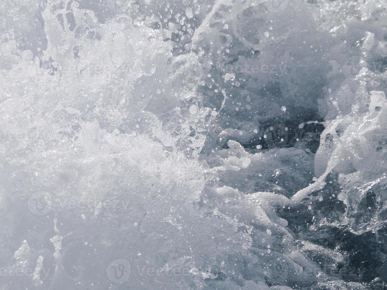 salpicos de água e detalhes de pequenas gotas foto