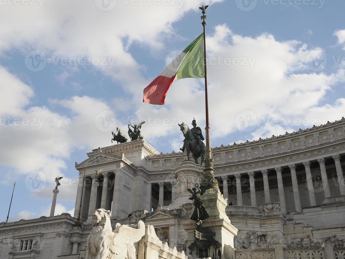 altare della patria vista de roma itália em dia ensolarado foto