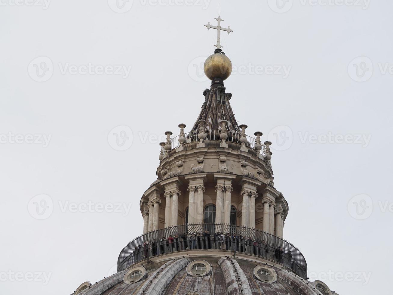 vista da basílica de são pedro roma do detalhe da cúpula do telhado foto