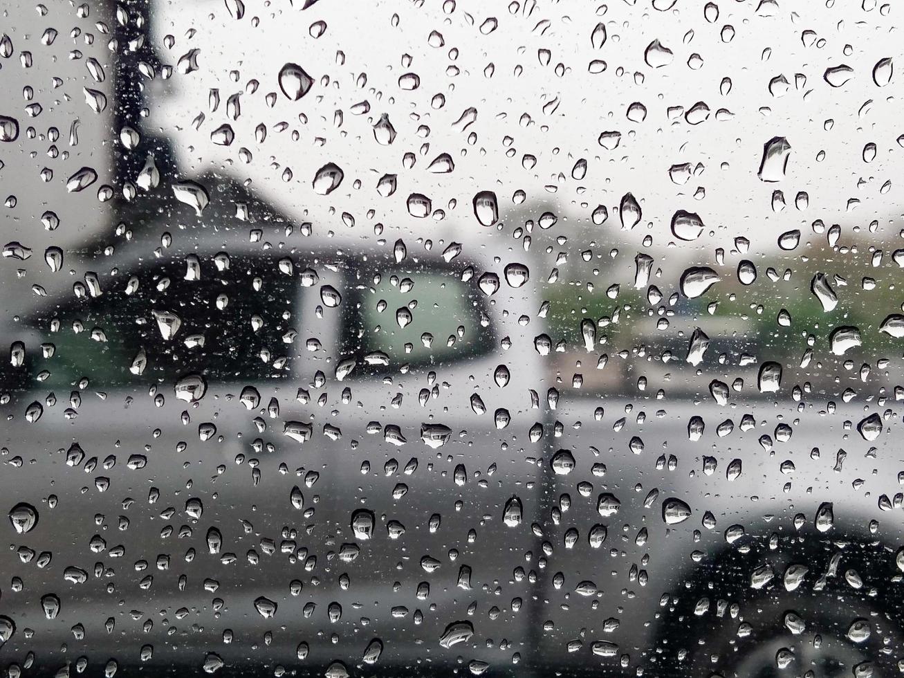 gotas de chuva no vidro tráfego tempo estação chuvosa chuva forte foto