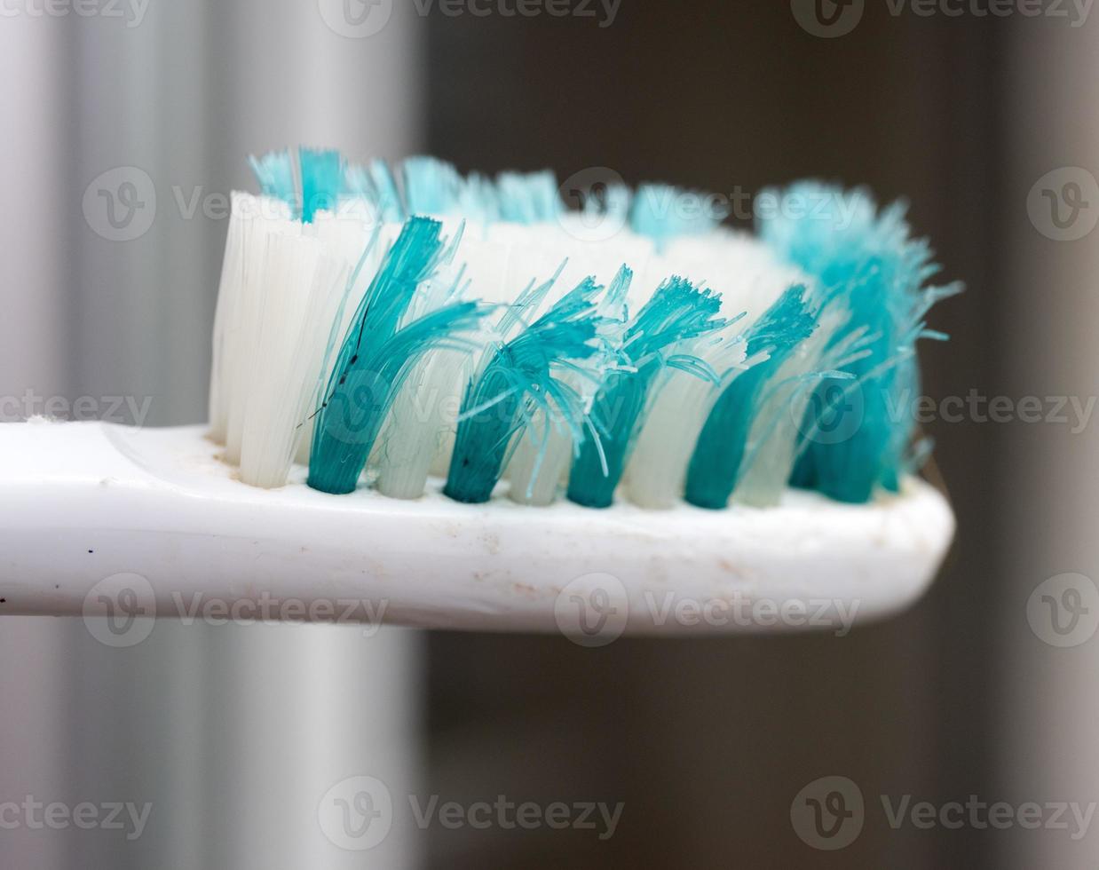 uma escova de dentes velha e gasta com cerdas tortas foto