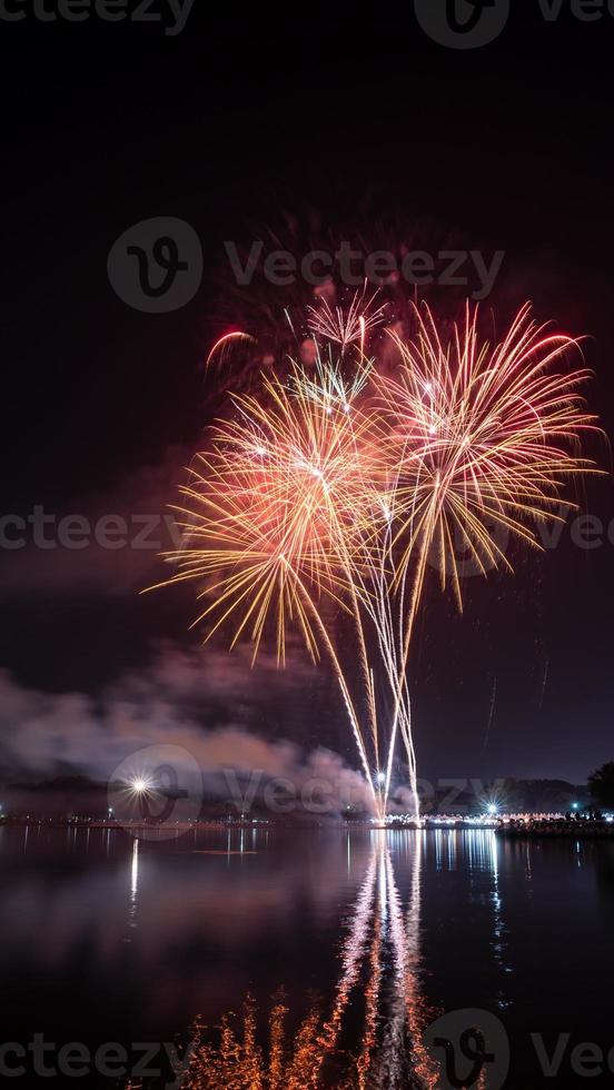 celebração de fogos de artifício à noite no suan luang rama ix foto