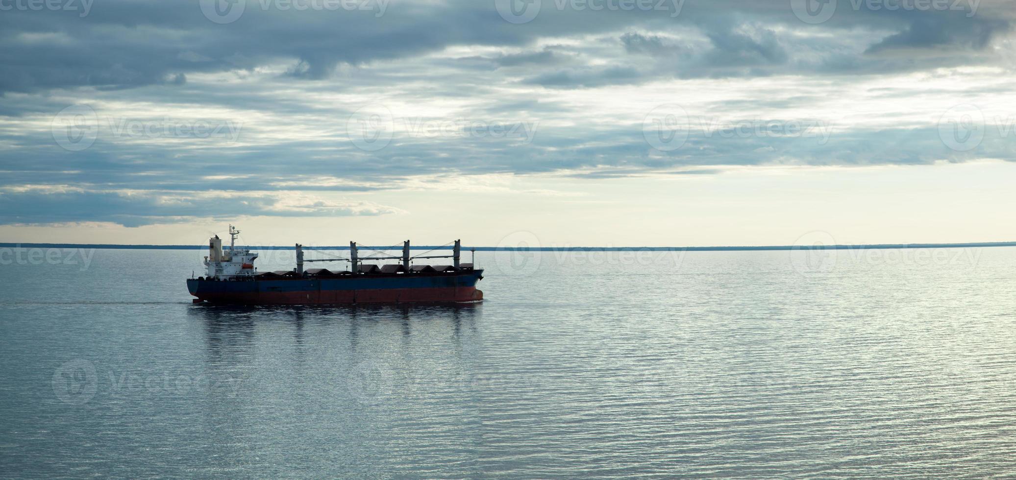 navio de carga no golfo de riga ao entardecer foto