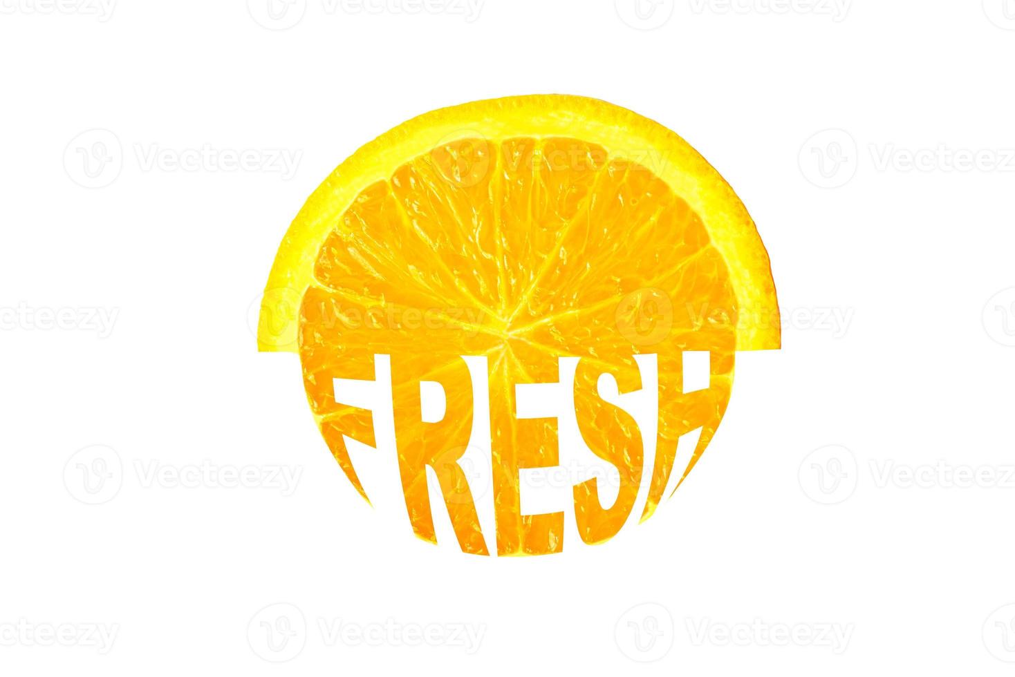 fresco, fatia de laranja, laranja com letras criativas frescas. fundo isolado branco. foto