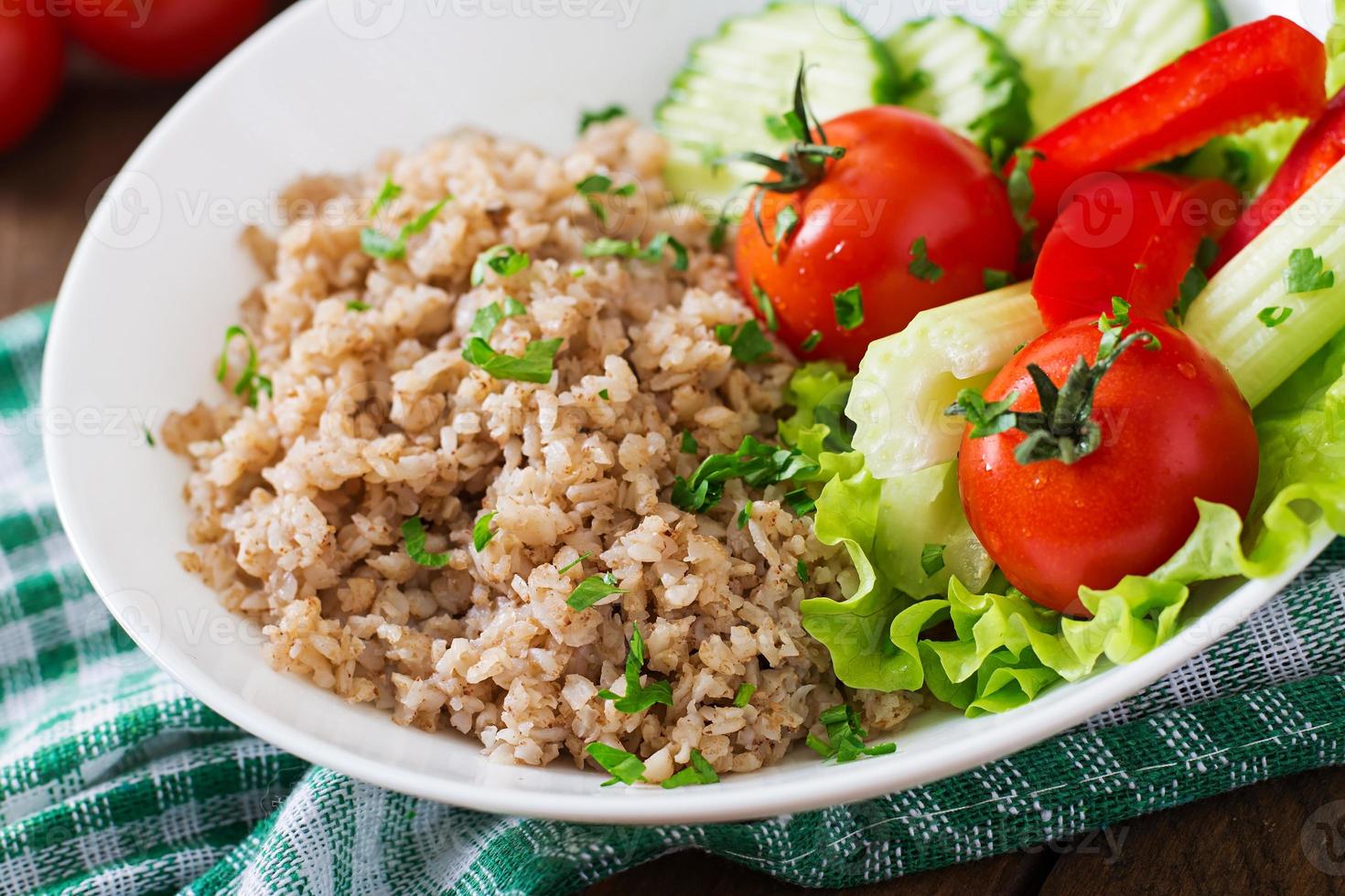 mingau com legumes frescos e alface. café da manhã saudável. nutrição apropriada. cardápio dietético. foto