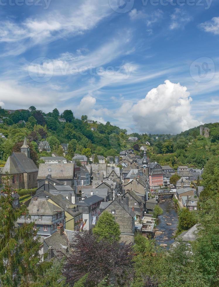 Aldeia de Monschau, o Eifel, Renânia do Norte-Vestfália, Alemanha foto