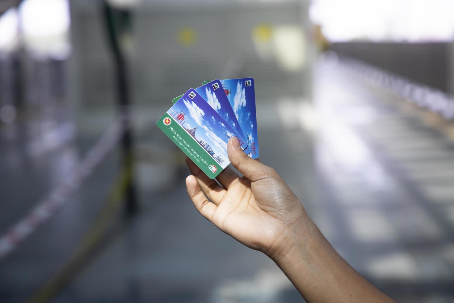 10 de janeiro de 2023, dhaka-bangladesh o cartão de bilhete de viagem única da ferrovia do sistema mrt do metrô de dhaka, pode ser comprado nas máquinas de cartão de viagem automática em todas as estações foto