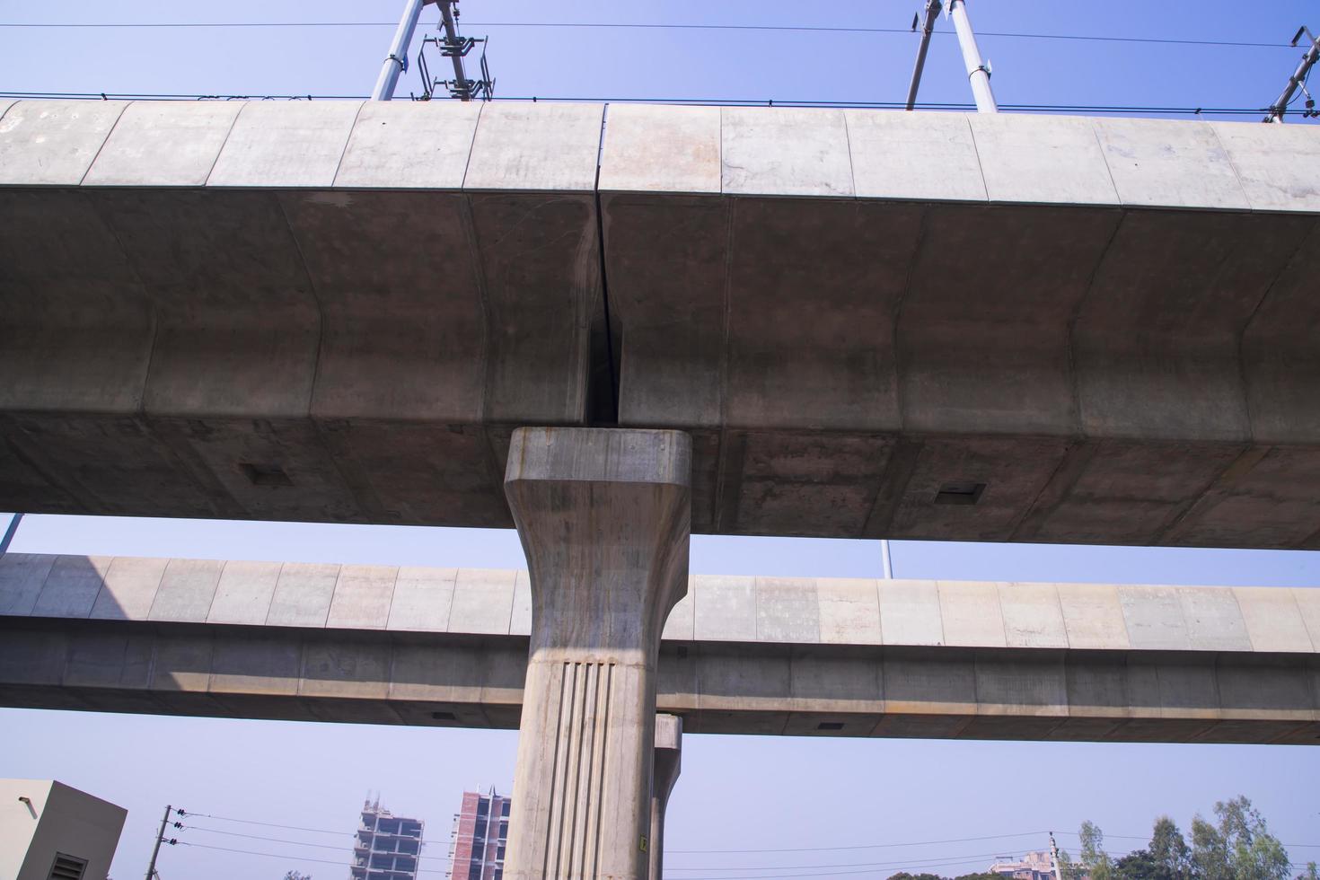 10 de janeiro de 2023 dhaka-bangladesh vista da estrutura do céu do metrô de dhaka mass rapid transit mrt em bangladesh foto