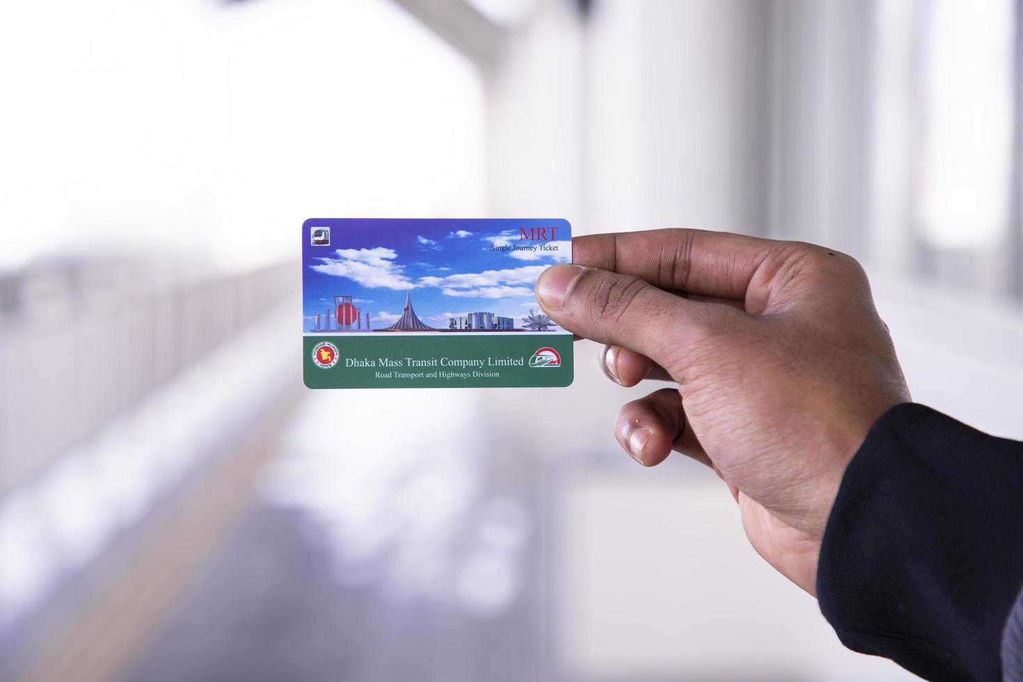 10 de janeiro de 2023, dhaka-bangladesh o cartão de bilhete de viagem única da ferrovia do sistema mrt do metrô de dhaka, pode ser comprado nas máquinas de cartão de viagem automática em todas as estações foto