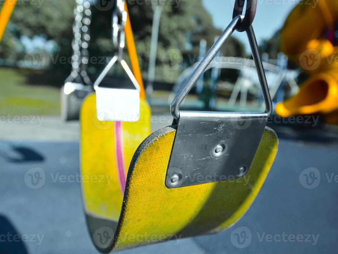 close-up de um balanço amarelo no parque infantil foto