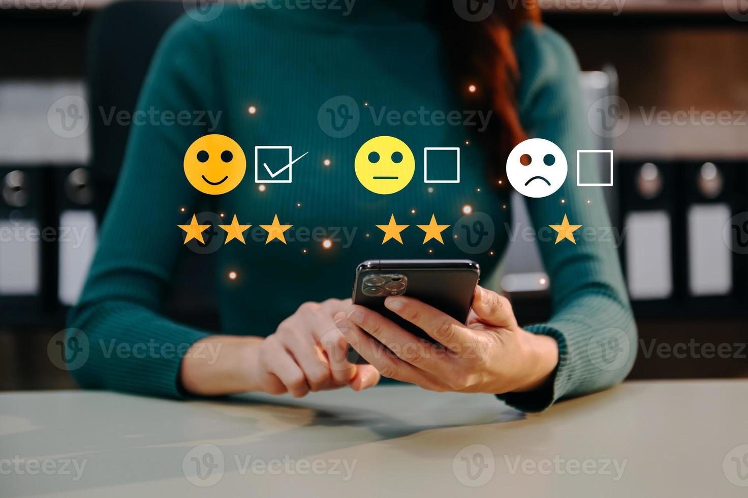 conceito de avaliação de serviço ao cliente. empresária pressionando rosto sorriso emoticon show na tela virtual no tablet e smartphone no escritório foto
