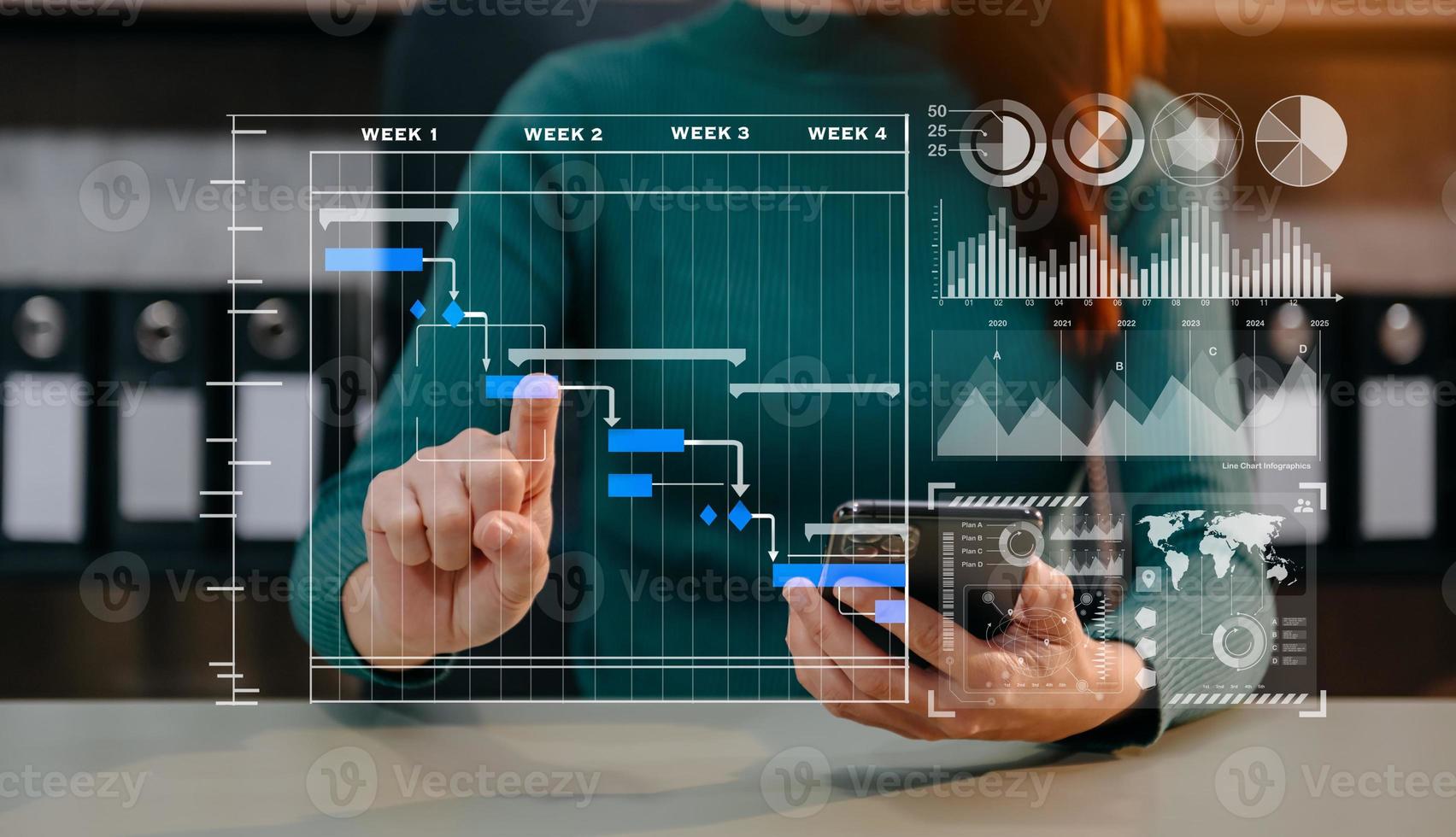 empresário mão gerente de projeto trabalhando e atualizar tarefas e diagrama virtual de agendamento de gráfico de Gantt. com telefone inteligente, tablet e laptop no escritório. foto