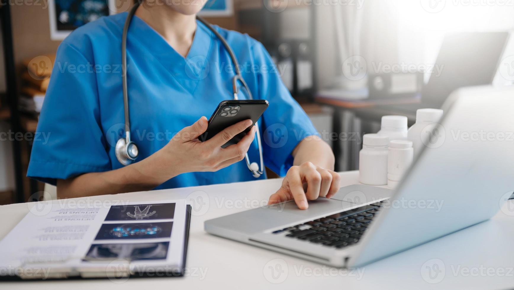 conceito de tecnologia médica. médico trabalhando com telefone celular e estetoscópio no escritório foto