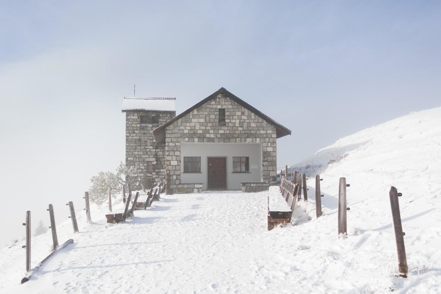 luzern, suíça - 27.12.2022 bela paisagem cênica no inverno com pequena casa na montanha rigi, suíça foto