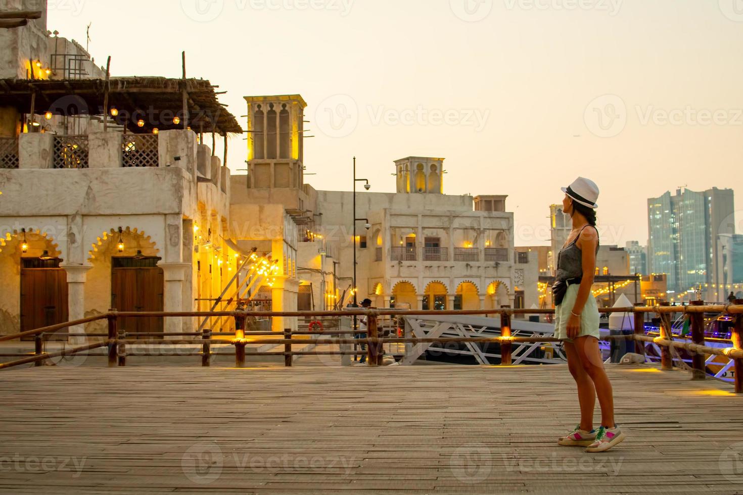 dubai, emirados árabes unidos, 2022 - estande turístico no famoso marco antigo de dubai creek por prédios históricos antigos foto