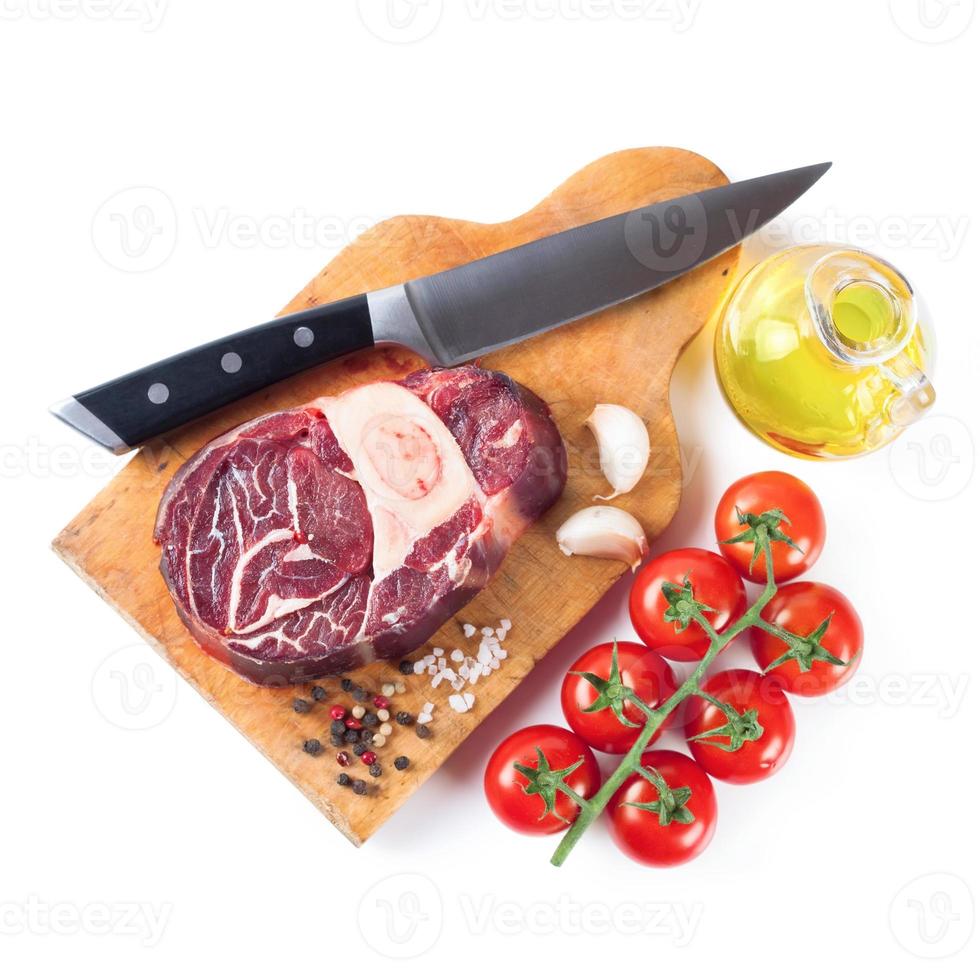 ingredientes de cozimento. bife de carne crua fresca com osso. foto