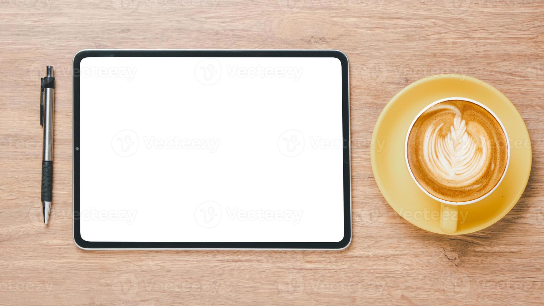 local de trabalho de mesa de madeira de escritório com tablet de tela em branco, caneta e xícara de café, vista superior plana com espaço de cópia. foto