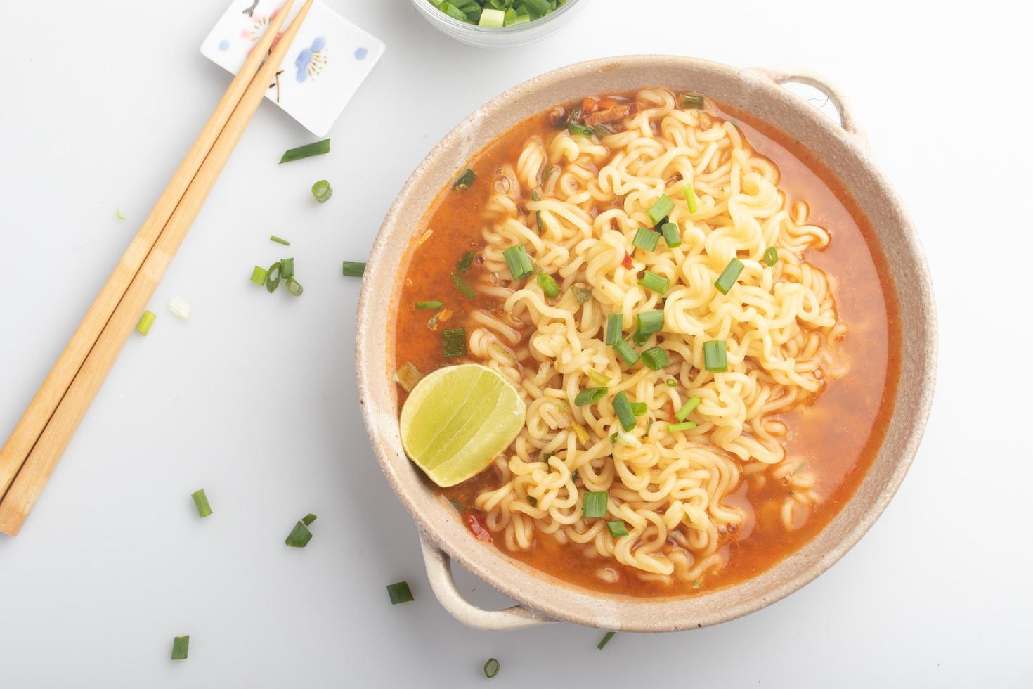 macarrão instantâneo coreano picante em um copo foto