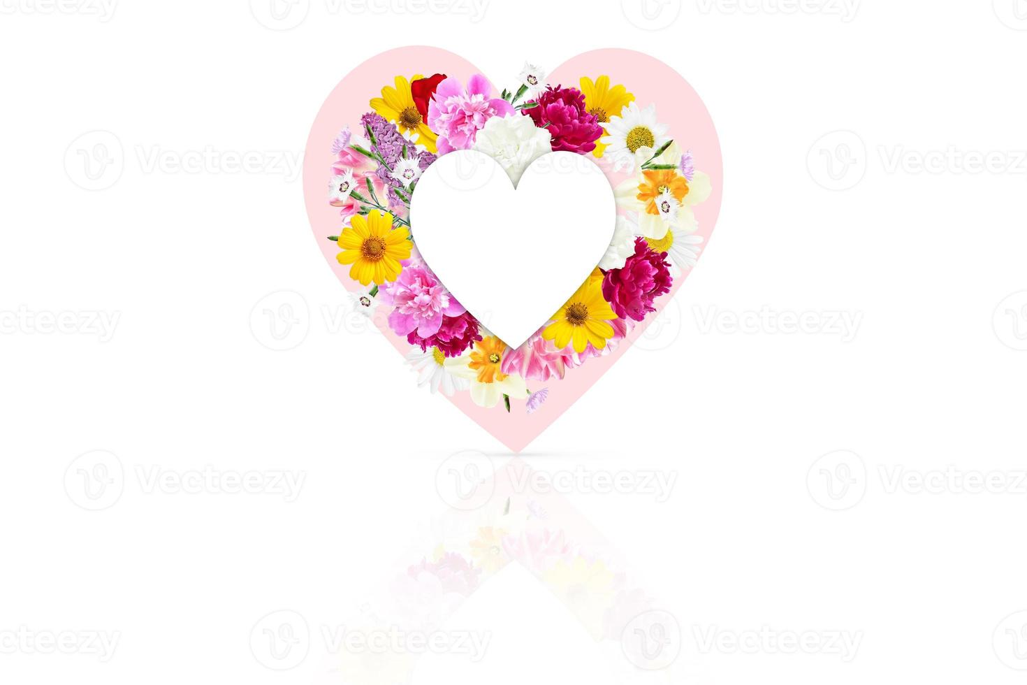 coração com flores em um fundo branco. Dia dos Namorados. dia das Mães. foto