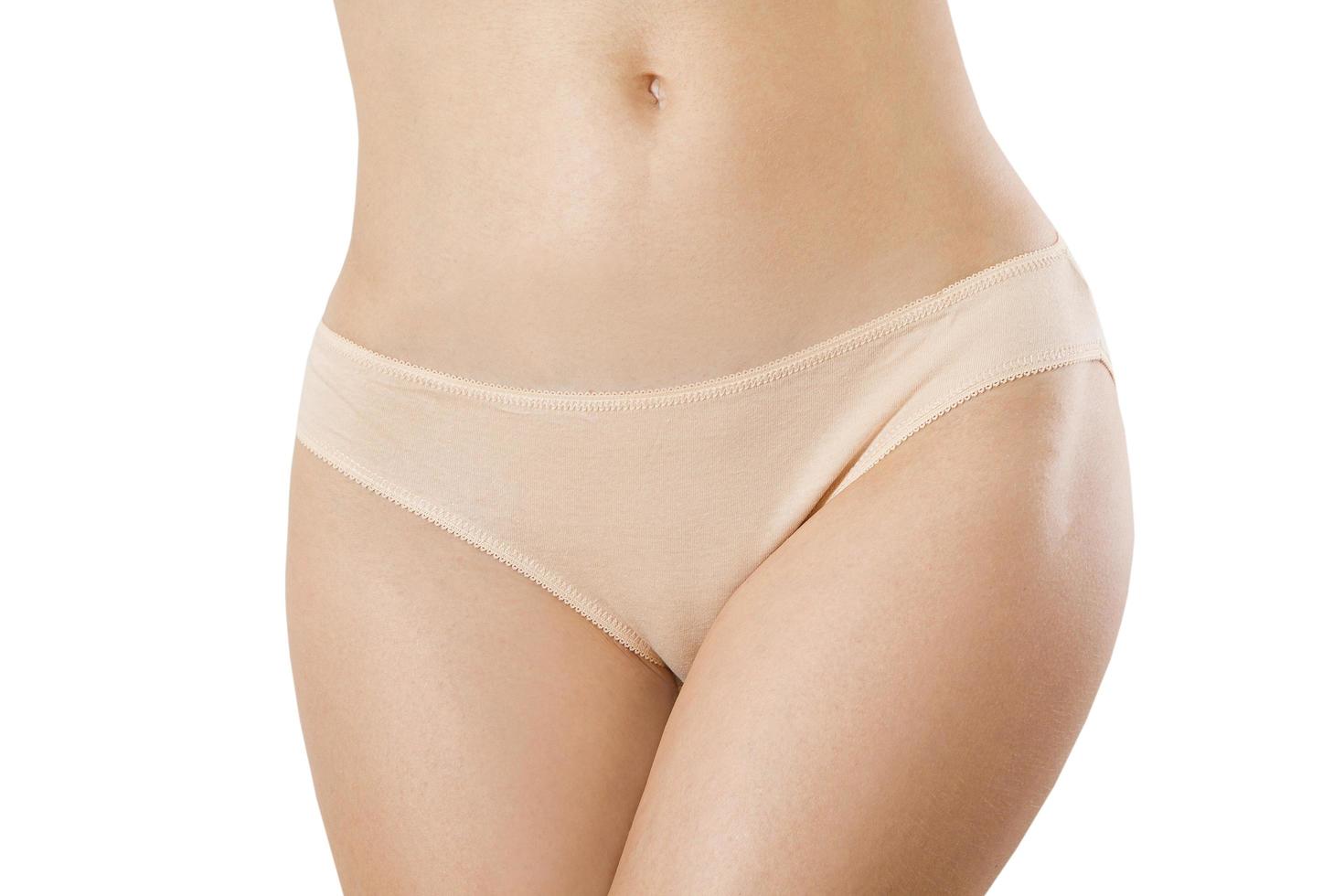 mulher modelo em branco calcinha cor de carne closeup com espaço de cópia e mock up isolado. vista frontal. beleza e saúde feminina. depilação corporal e conceito de linha de barbear. cuidados de beleza de verão. foto