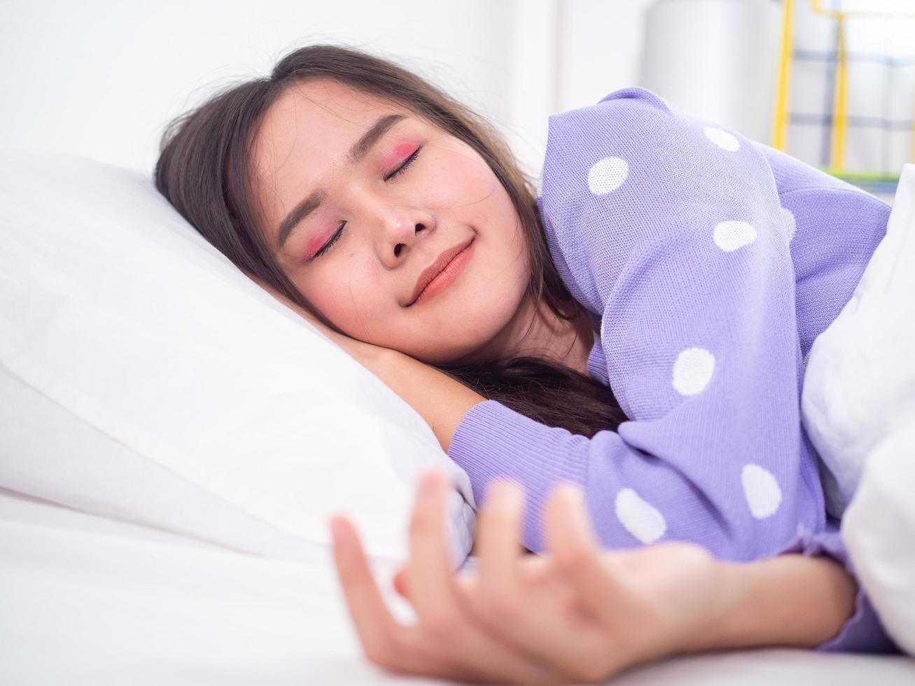 as mulheres jovens dormem em quartos. tempo feliz e bons sonhos. férias relaxantes foto