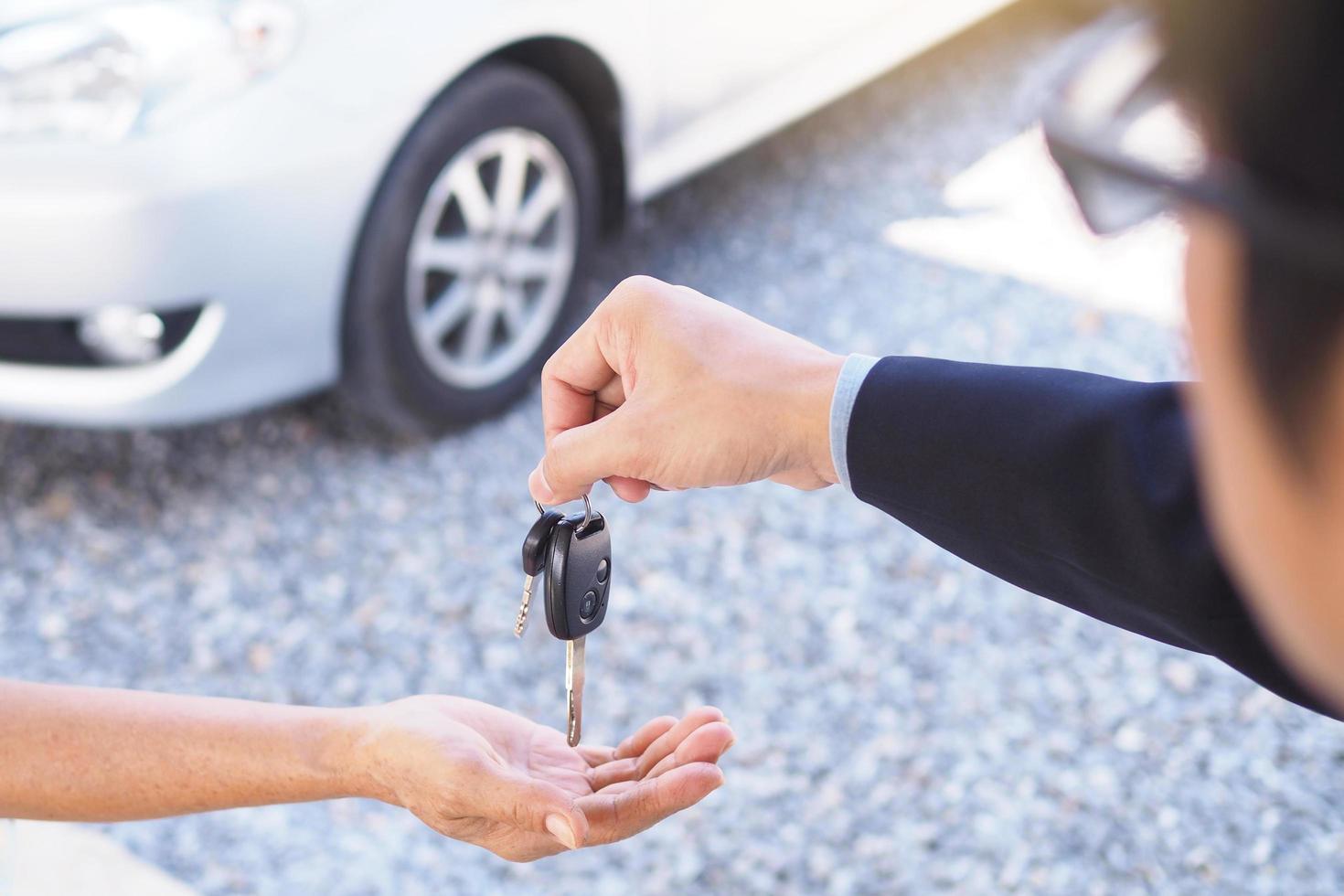 empresários enviam chaves de carro para novos proprietários. foto