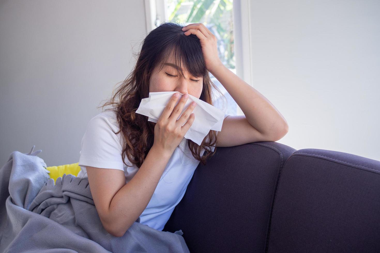 mulheres asiáticas com tontura sofrem de alergias e cobrem o nariz com papel de seda. porque ele estava espirrando o tempo todo. foto