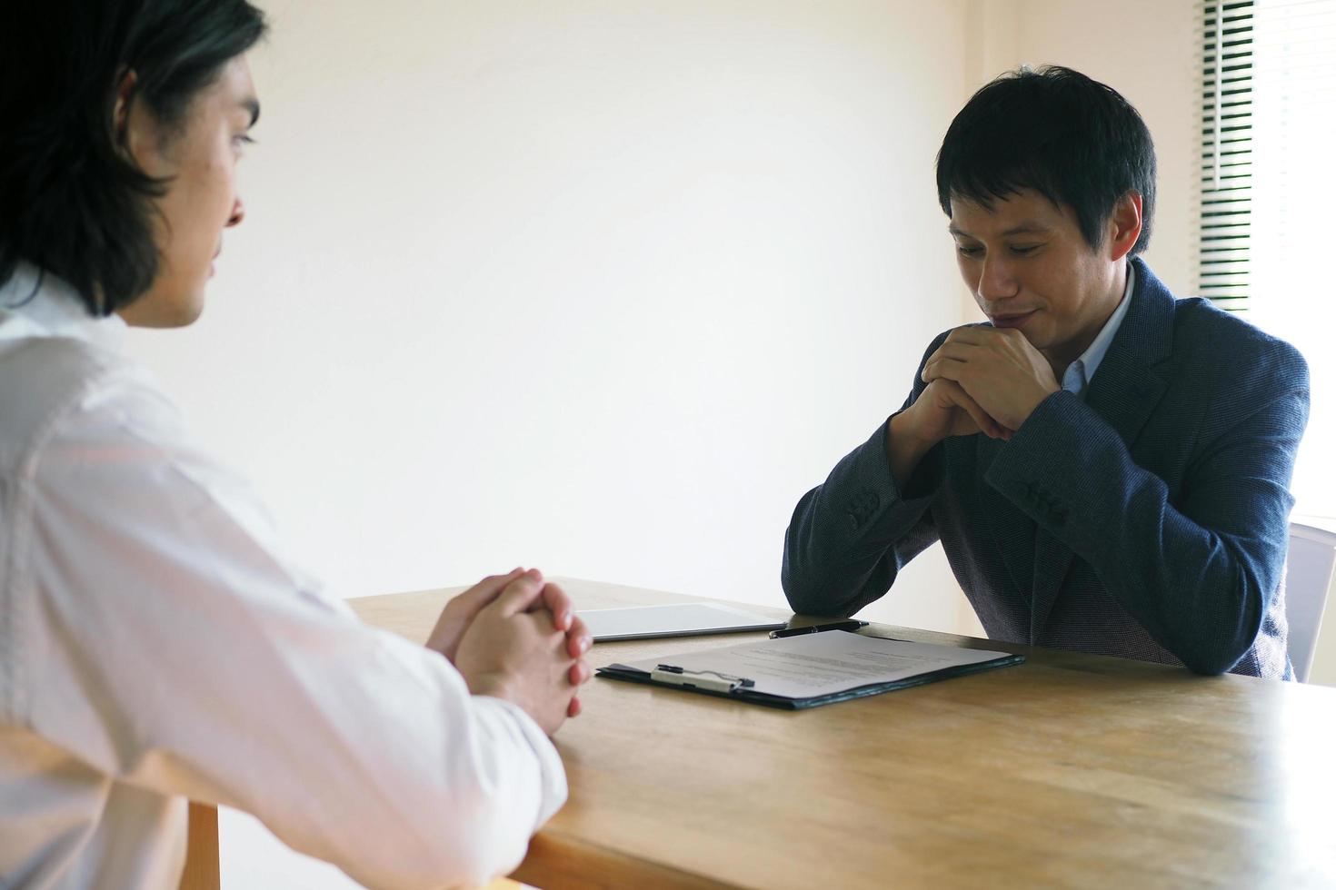 executivos benevolentes estão entrevistando candidatos. as entrevistas amigáveis concentram-se nas habilidades do candidato e na experiência de trabalho. Considerações para novos funcionários foto