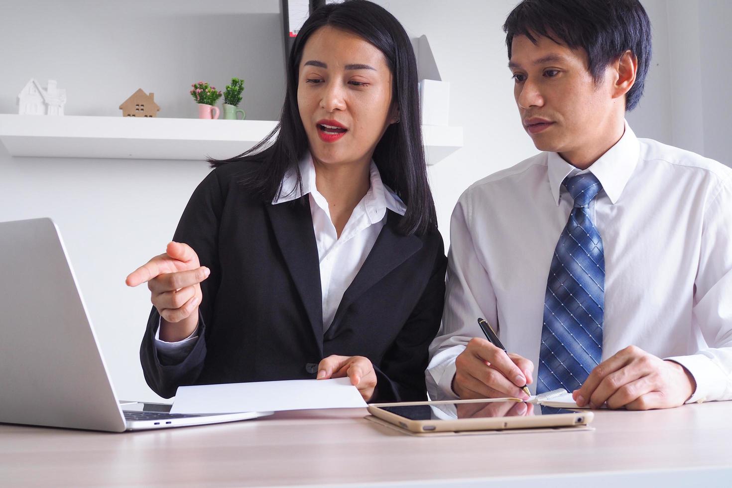 mulheres de negócios estão apresentando instruções de trabalho, aconselhando empreendimentos comerciais para clientes na empresa. falar do tópico é analisar dados financeiros e investimentos. foto