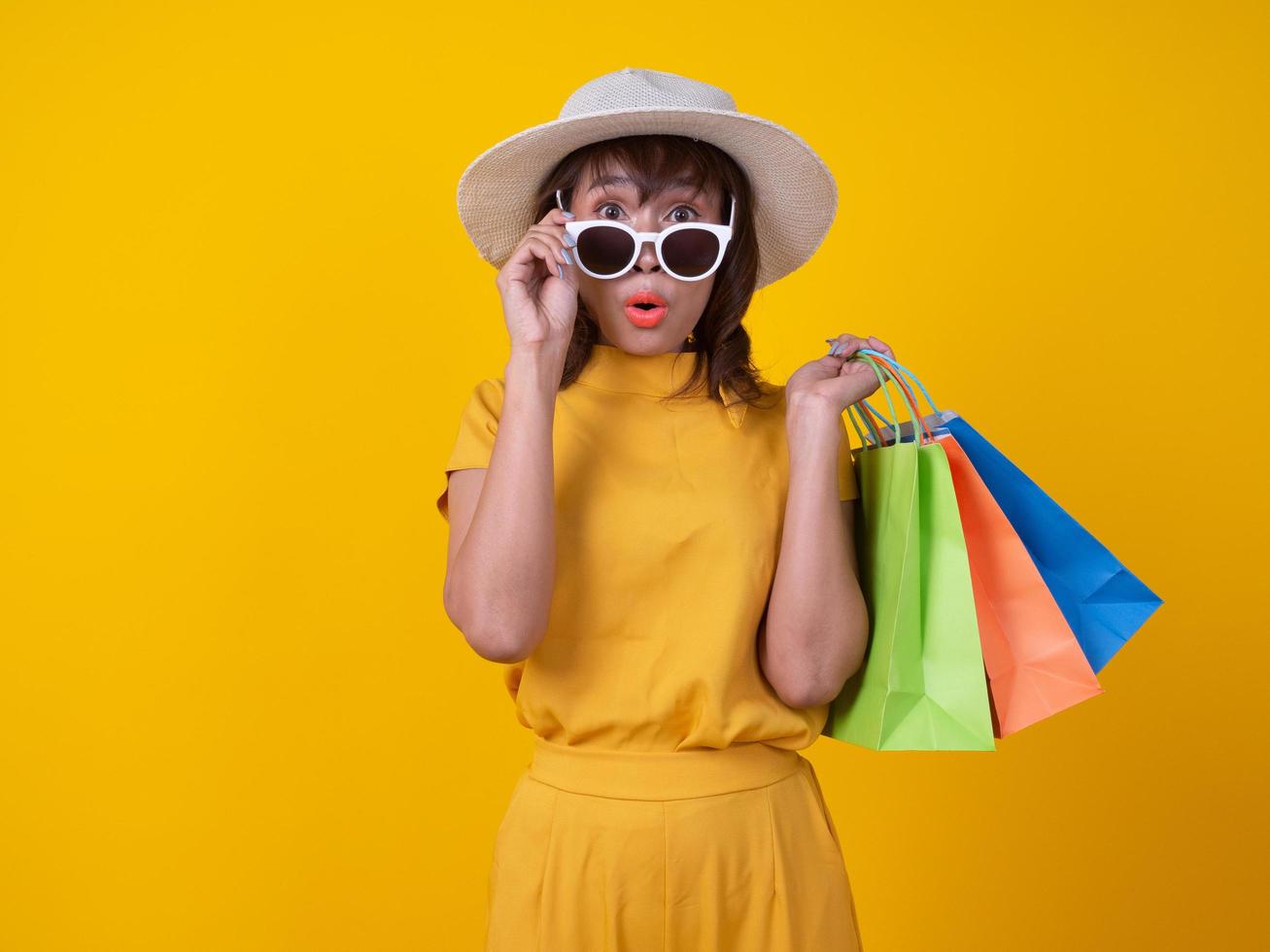 mulheres jovens animadas gostando de fazer compras, carregando muitas sacolas de várias cores. foto