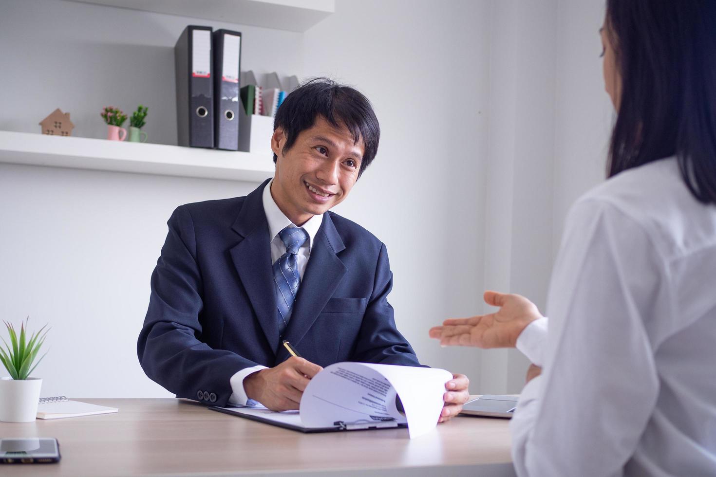 executivos estão entrevistando candidatos a emprego para aceitar novas vagas de emprego para trabalhar em vagas. discuta o histórico de trabalho e a capacidade do candidato. foto