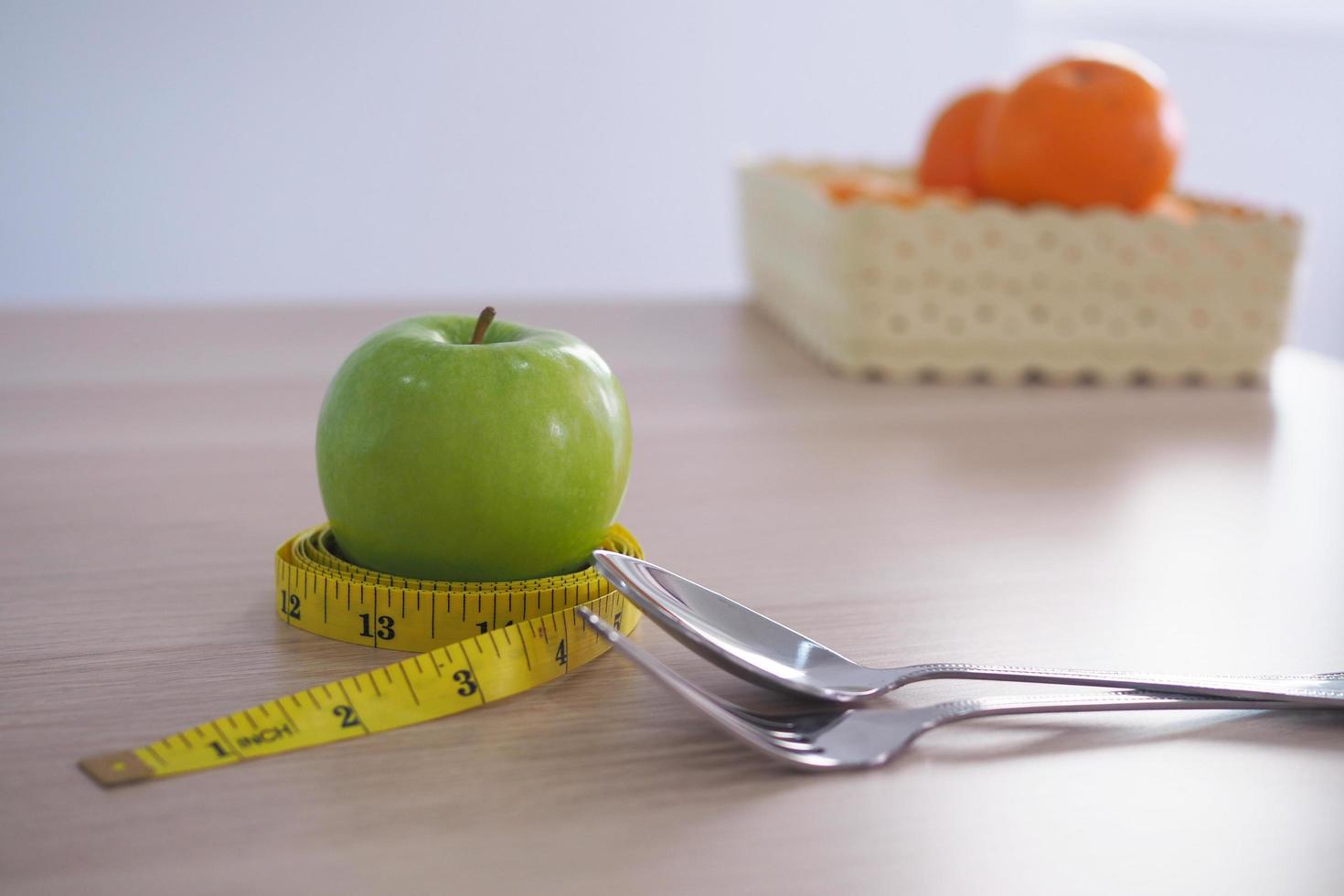 mesa de jantar para amantes da saúde com maçãs e frutas foto