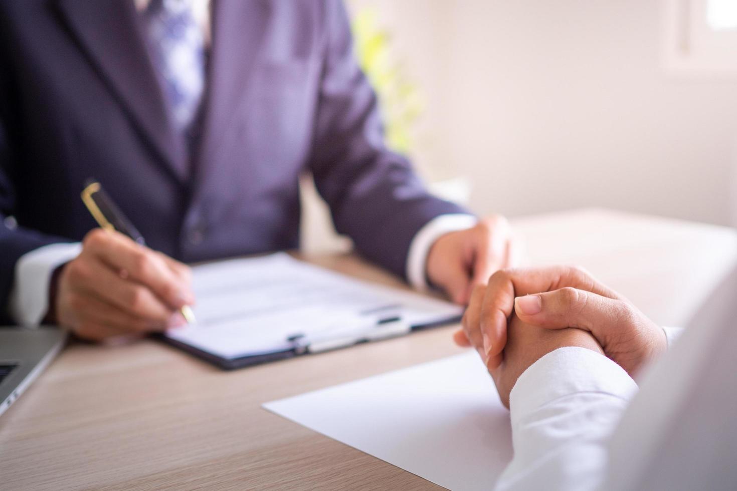 o chefe está sentado com a equipe informando sobre o processo de trabalho e planejamento. sugerir como trabalhar para novos funcionários. foto