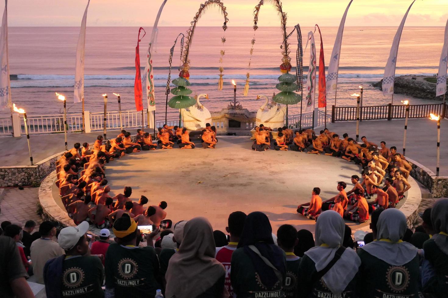 performance de dança kecak na praia de melasti, bali, indonésia foto