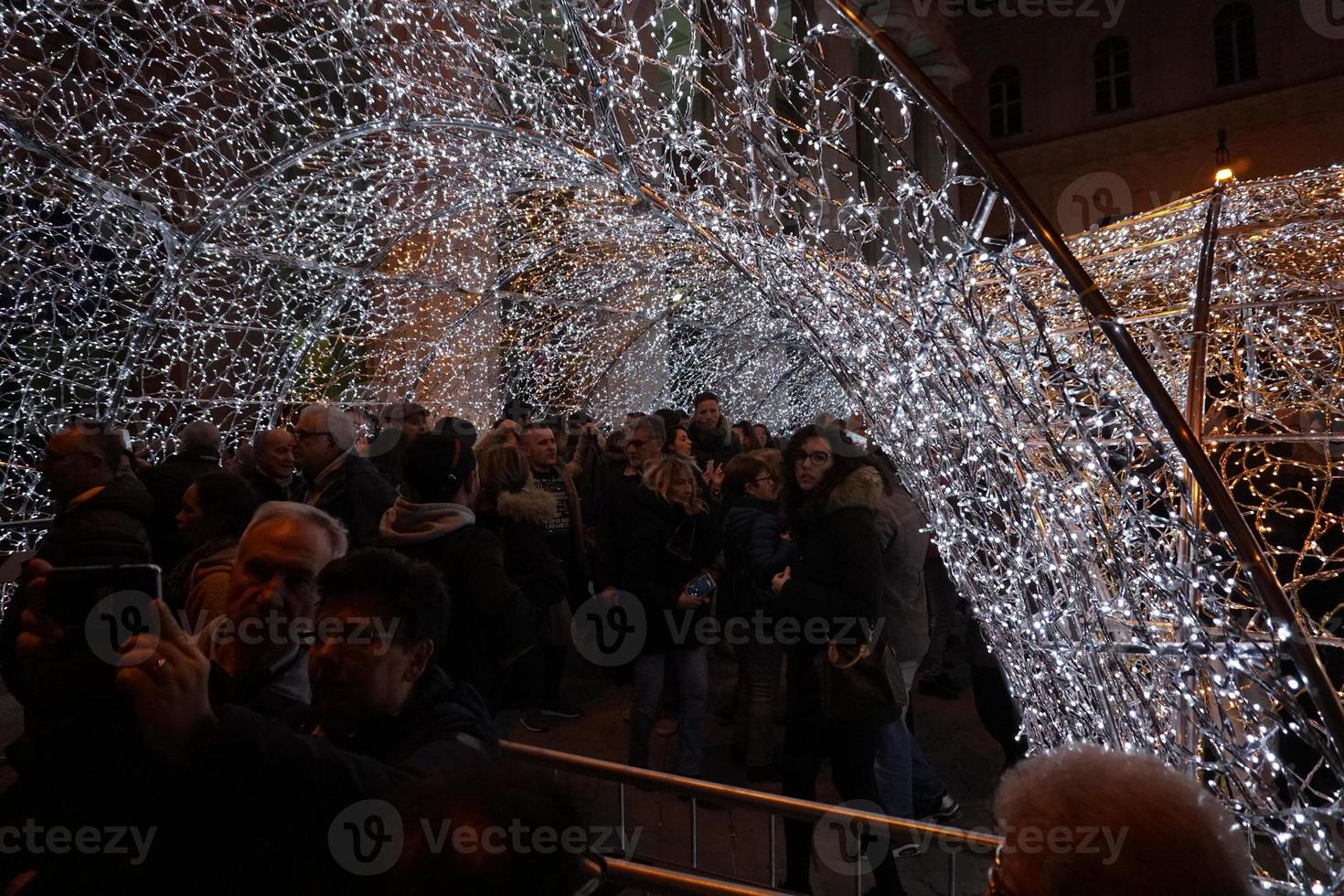 Gênova, Itália - 8 de dezembro de 2018 - celebração de Natal começando com o caminho iluminado de luz mais longo do mundo foto