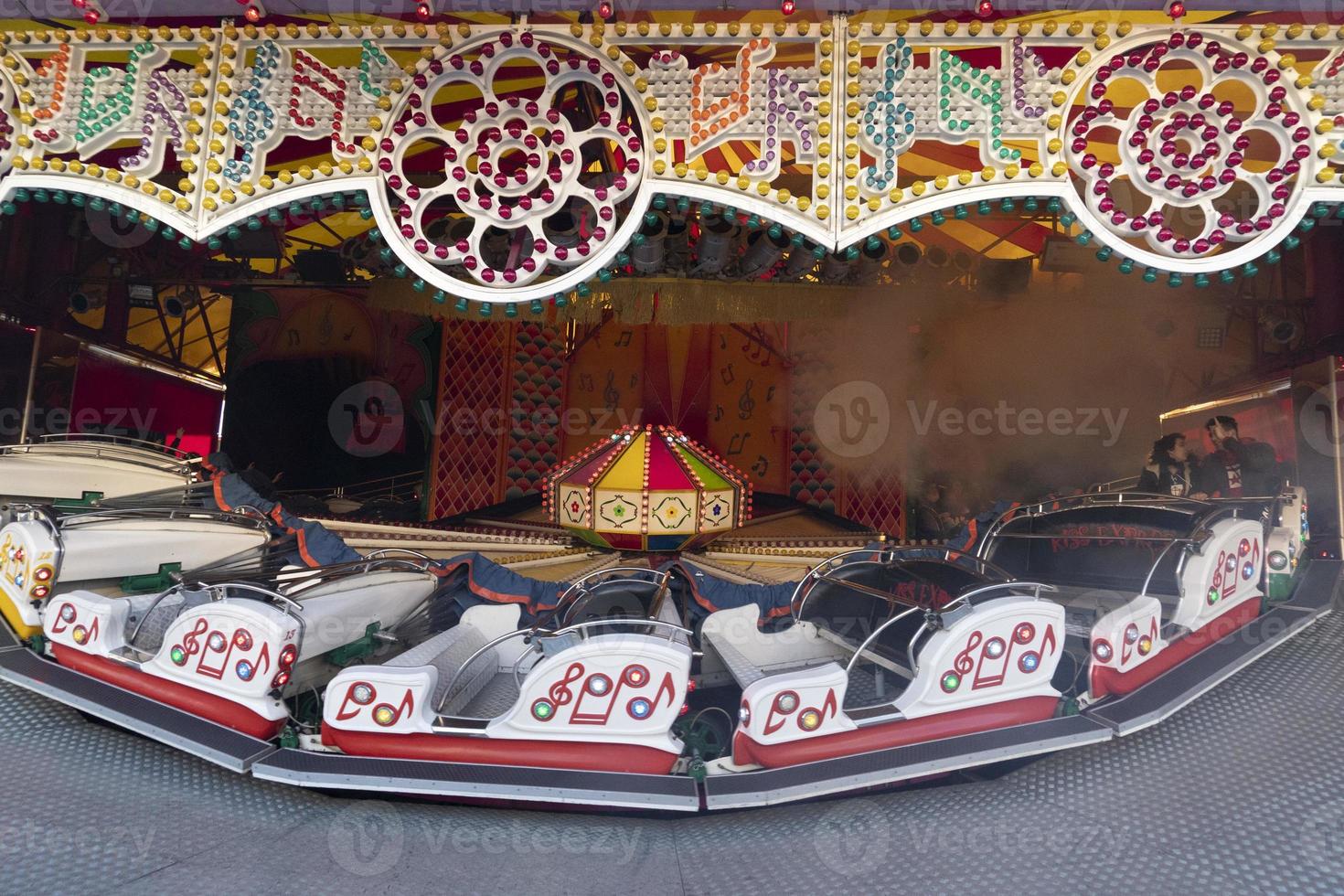 Gênova, Itália - 9 de dezembro de 2018 - a tradicional feira de diversões do parque luna de natal é aberta foto