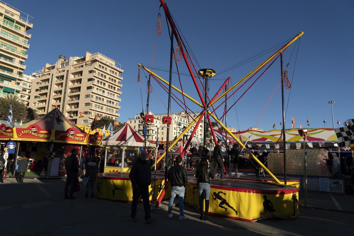 Gênova, Itália - 9 de dezembro de 2018 - a tradicional feira de diversões do parque luna de natal é aberta foto